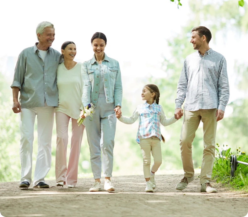 Familia caminando - movilidad después del procedimiento